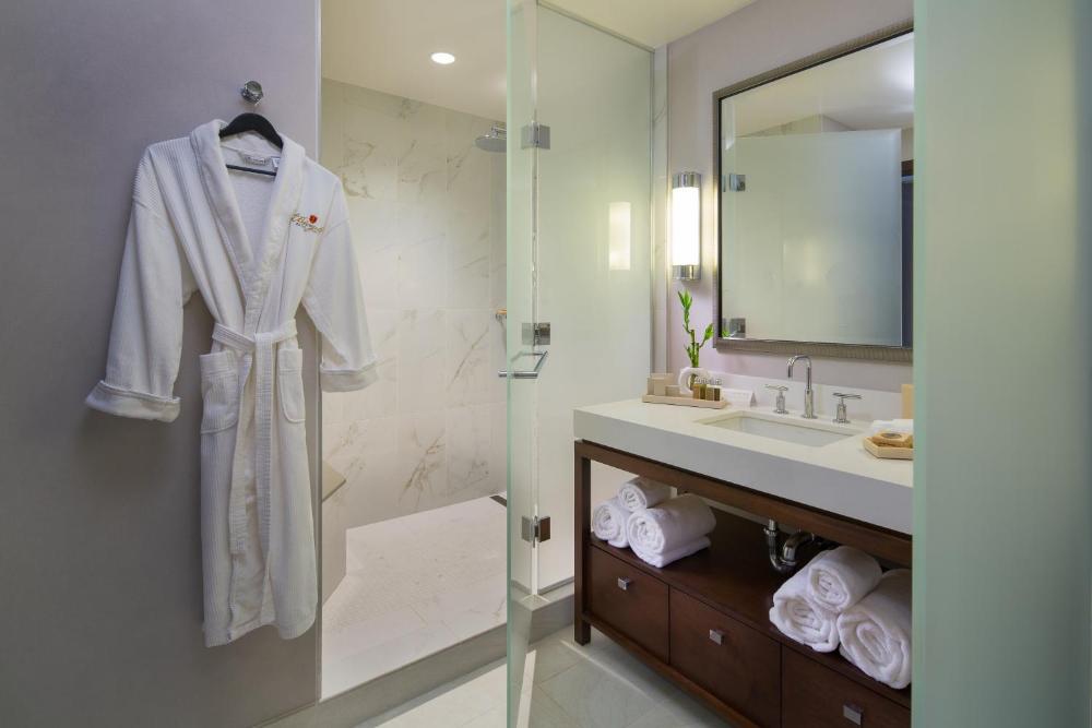 Deluxe King Room interior
